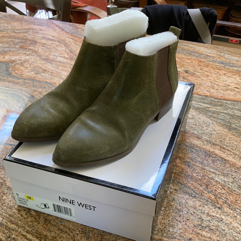 Like New Nine West Suede ankle boots Womens US 9M